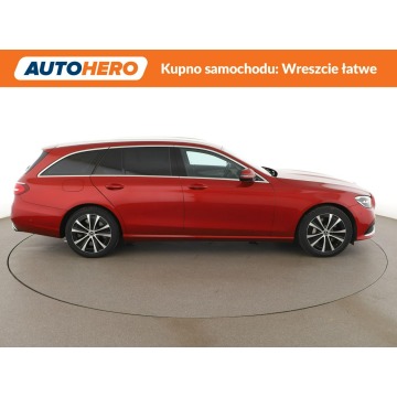 Mercedes - Benz E-klasa  Kombi 2022,  2.0 hybryda, automat - Na sprzedaż za 97 000 zł - Warszawa - zdjęcie 9