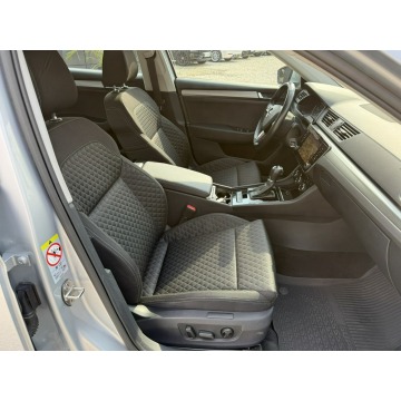 Skoda Superb  Sedan/Limuzyna 2018,  2.0 diesel, automat - Na sprzedaż za 66 800 zł - Pęcice - zdjęcie 3