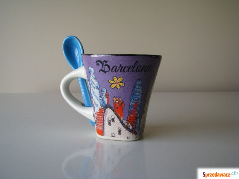 Ceramiczny kubek z łyżeczką - Barcelona - kol... - Kubki - Brzegi