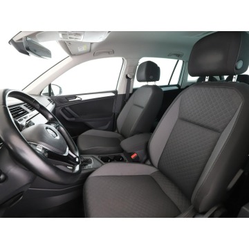 Volkswagen Tiguan  SUV 2019,  1.5 benzyna, automat - Na sprzedaż za 76 000 zł - Warszawa - zdjęcie 12