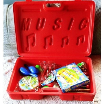 Instrumenty dla dzieci w walizce.