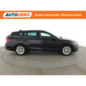 Skoda Octavia  Kombi 2023,  2.0 benzyna, automat - Na sprzedaż za 79 500 zł - Warszawa - zdjęcie 9