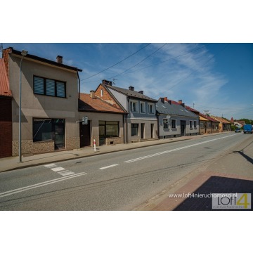 Dom z powierzchnią handlową  w centrum Szczucina