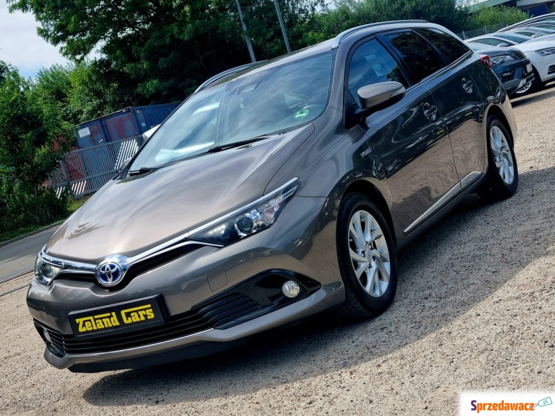 Toyota Auris  Kombi 2017,  1.8 hybryda, automat - Na sprzedaż za 48 900 zł - Szczecin