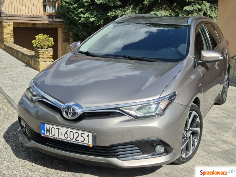 Toyota Auris  Kombi 2015,  1.6 benzyna - Na sprzedaż za 43 900 zł - Radom