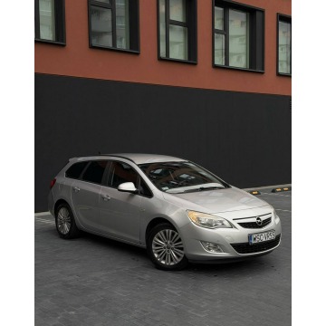 Opel Astra  Kombi 2011,  2.0 diesel, automat - Na sprzedaż za 18 204 zł - Piaseczno - zdjęcie 2
