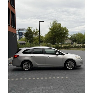 Opel Astra  Kombi 2011,  2.0 diesel, automat - Na sprzedaż za 18 204 zł - Piaseczno - zdjęcie 3