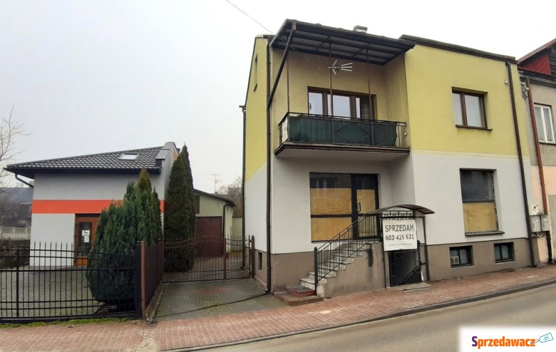 Dom, z lokalami komercyjnymi i...