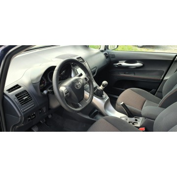 Toyota Auris  Hatchback 2011,  1.6 benzyna - Na sprzedaż za 32 500 zł - Przyszowice - zdjęcie 7
