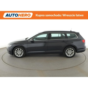 Volkswagen Passat  Kombi 2021,  2.0 diesel, automat - Na sprzedaż za 81 300 zł - Warszawa - zdjęcie 2