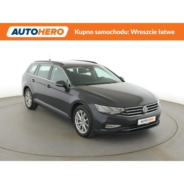Volkswagen Passat  Kombi 2021,  2.0 diesel, automat - Na sprzedaż za 81 300 zł - Warszawa - zdjęcie 10