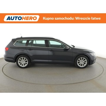 Volkswagen Passat  Kombi 2021,  2.0 diesel, automat - Na sprzedaż za 81 300 zł - Warszawa - zdjęcie 9
