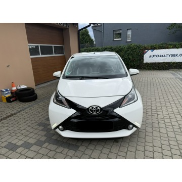 Toyota Aygo  Hatchback 2017,  1.0 benzyna - Na sprzedaż za 32 900 zł - Orzech - zdjęcie 2