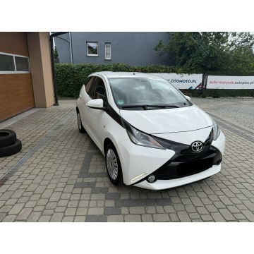 Toyota Aygo  Hatchback 2017,  1.0 benzyna - Na sprzedaż za 32 900 zł - Orzech - zdjęcie 3
