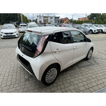 Toyota Aygo  Hatchback 2017,  1.0 benzyna - Na sprzedaż za 32 900 zł - Orzech - zdjęcie 6