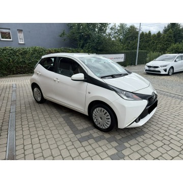 Toyota Aygo  Hatchback 2017,  1.0 benzyna - Na sprzedaż za 32 900 zł - Orzech - zdjęcie 4