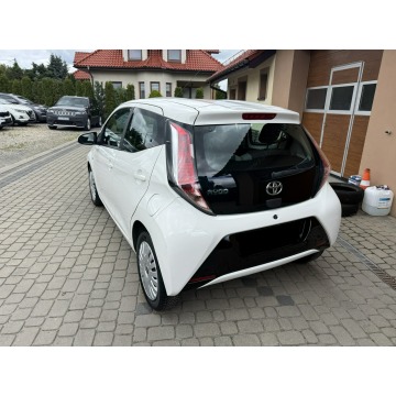 Toyota Aygo  Hatchback 2017,  1.0 benzyna - Na sprzedaż za 32 900 zł - Orzech - zdjęcie 9