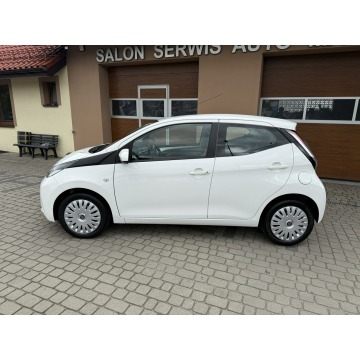 Toyota Aygo  Hatchback 2017,  1.0 benzyna - Na sprzedaż za 32 900 zł - Orzech - zdjęcie 11
