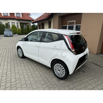 Toyota Aygo  Hatchback 2017,  1.0 benzyna - Na sprzedaż za 32 900 zł - Orzech - zdjęcie 10