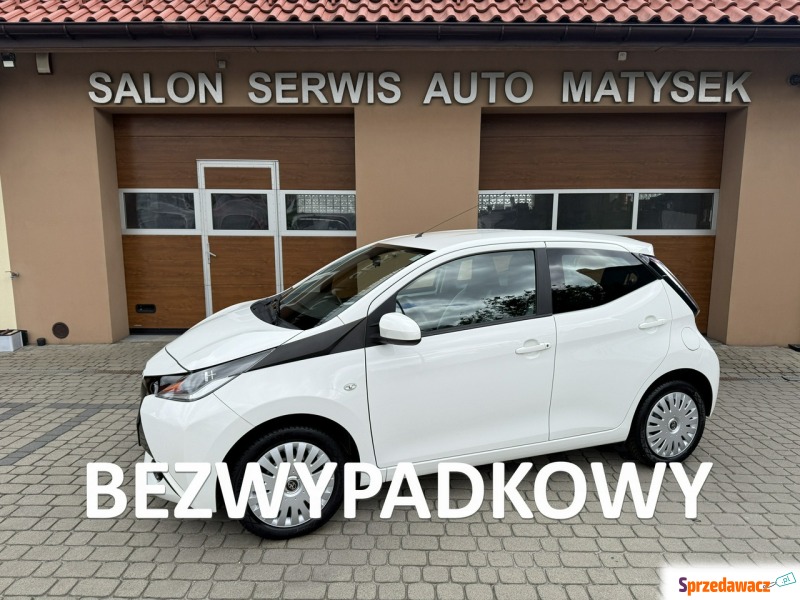 Toyota Aygo  Hatchback 2017,  1.0 benzyna - Na sprzedaż za 32 900 zł - Orzech