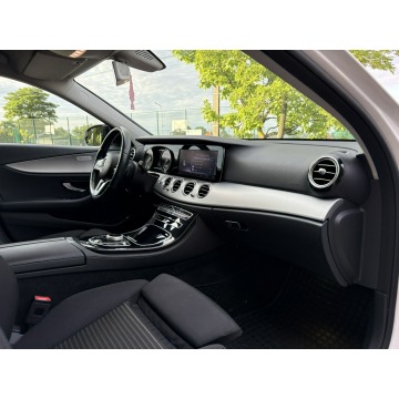 Mercedes - Benz E-klasa  Kombi 2020,  2.0 hybryda, automat - Na sprzedaż za 93 900 zł - Knurów - zdjęcie 12