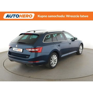 Skoda Superb  Kombi 2017,  2.0 benzyna, automat - Na sprzedaż za 74 100 zł - Warszawa - zdjęcie 7