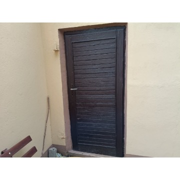 Solidne drzwi drewniane brązowe zewnętrzne gospodarcze z ościeżnicą 85 x 190cm
