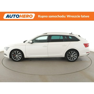 Skoda Superb  Kombi 2018,  2.0 benzyna, automat - Na sprzedaż za 83 100 zł - Warszawa - zdjęcie 2