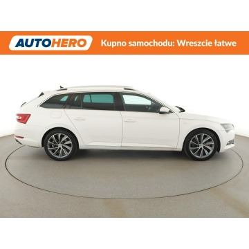 Skoda Superb  Kombi 2018,  2.0 benzyna, automat - Na sprzedaż za 83 100 zł - Warszawa - zdjęcie 9
