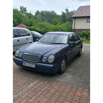 Mercedes - Benz E-klasa  Sedan/Limuzyna 1996,  2.2 diesel, automat - Na sprzedaż za 6 000,00 zł - Garwolin - zdjęcie 2