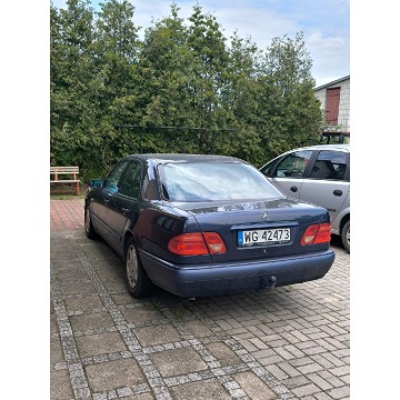 Mercedes - Benz E-klasa  Sedan/Limuzyna 1996,  2.2 diesel, automat - Na sprzedaż za 6 000,00 zł - Garwolin - zdjęcie 4