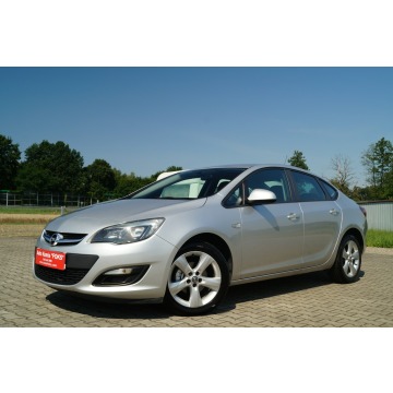 Opel Astra - 2013R 1.6 BENZ. 116KM DOINWESTOWANY STAN BDB ZADBANY
