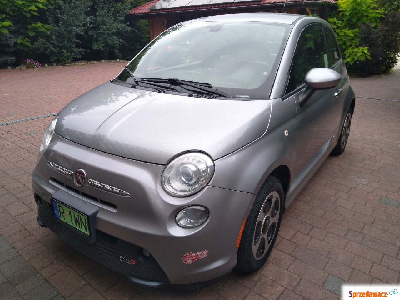 Elektryczny Fiat 500e z 2017 roku