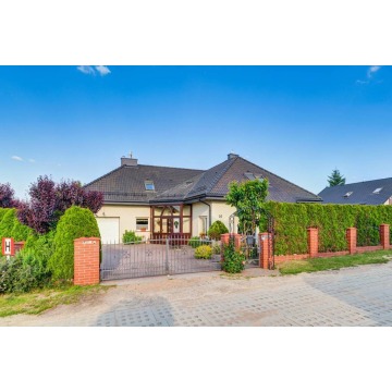 Sprzedam dom Żukowo - ,  pow.  234 m2,  działka:   642 m2 - zdjęcie 1