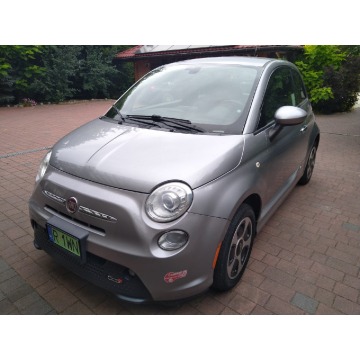 Elektryczny Fiat 500e z 2017 roku
