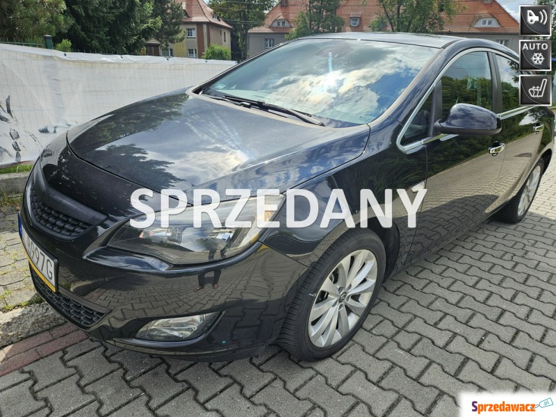 Opel Astra  Hatchback 2012,  1.4 benzyna - Na sprzedaż za 17 900 zł - Ruda Śląska