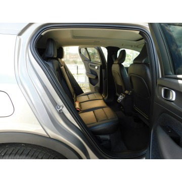 Volvo   SUV 2021,  2.0 diesel, automat - Na sprzedaż za 88 888 zł - Żyrardów - zdjęcie 9