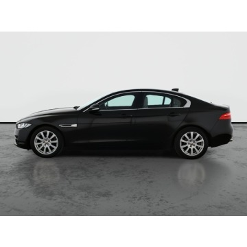Jaguar XE  Liftback 2018,  2.0 diesel, automat - Na sprzedaż za 61 499 zł - Piaseczno - zdjęcie 4