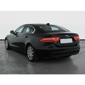 Jaguar XE  Liftback 2018,  2.0 diesel, automat - Na sprzedaż za 61 499 zł - Piaseczno - zdjęcie 6