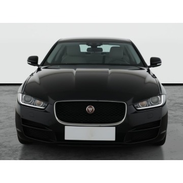Jaguar XE  Liftback 2018,  2.0 diesel, automat - Na sprzedaż za 61 499 zł - Piaseczno - zdjęcie 2