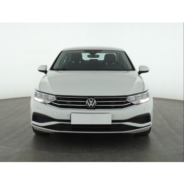 Volkswagen Passat  Liftback 2021,  1.5 benzyna, automat - Na sprzedaż za 71 999 zł - Piaseczno - zdjęcie 2