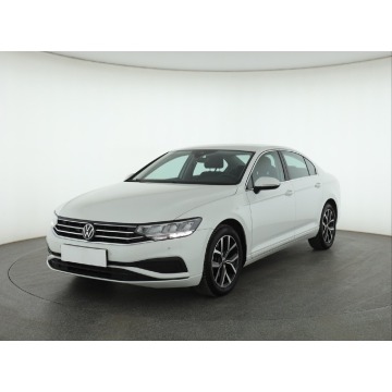 Volkswagen Passat  Liftback 2021,  1.5 benzyna, automat - Na sprzedaż za 71 999 zł - Piaseczno - zdjęcie 3