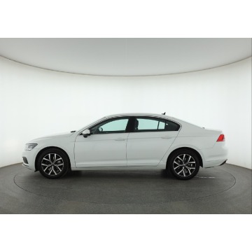 Volkswagen Passat  Liftback 2021,  1.5 benzyna, automat - Na sprzedaż za 71 999 zł - Piaseczno - zdjęcie 4