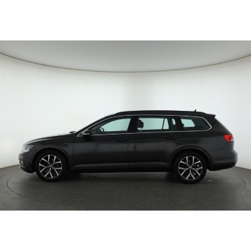 Volkswagen Passat  Kombi 2023,  1.5 benzyna, automat - Na sprzedaż za 74 999 zł - Piaseczno - zdjęcie 4