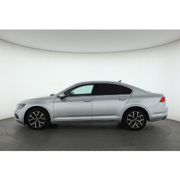 Volkswagen Passat  Liftback 2022,  1.5 benzyna, automat - Na sprzedaż za 69 999 zł - Piaseczno - zdjęcie 4