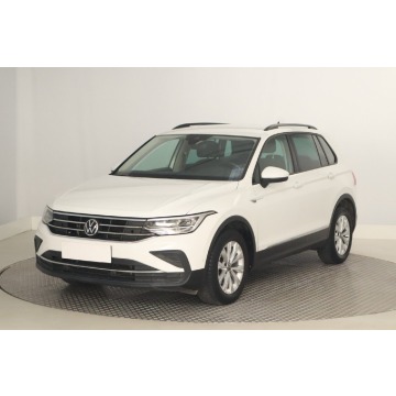 Volkswagen Tiguan  SUV 2020,  1.5 benzyna, automat - Na sprzedaż za 92 999 zł - Zabrze - zdjęcie 3