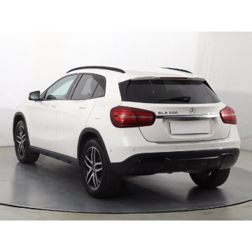 Mercedes - Benz GLA-klasa  SUV 2017,  1.6 benzyna, automat - Na sprzedaż za 77 999 zł - Katowice - zdjęcie 6