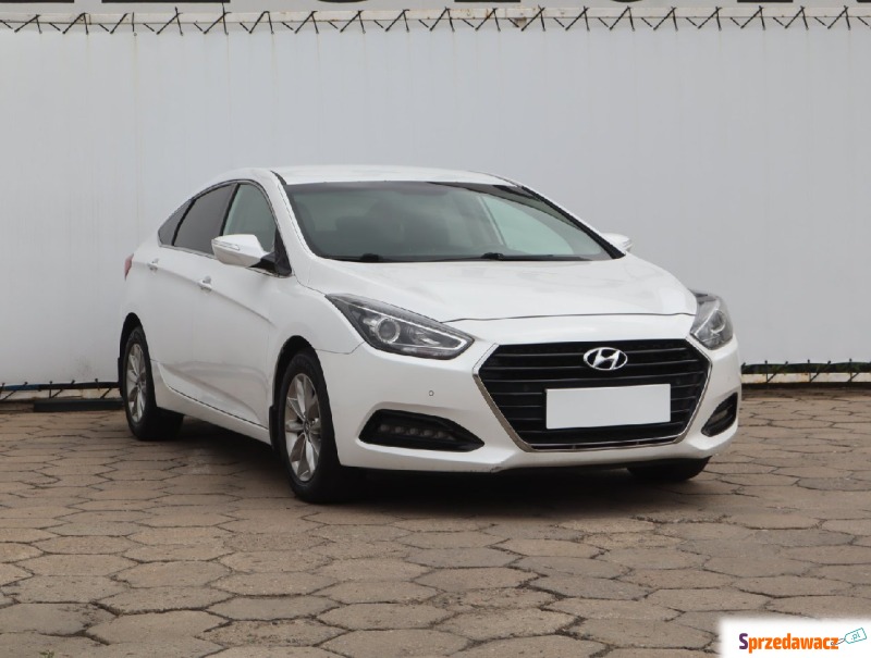 Hyundai i40  Liftback 2018,  2.0 benzyna - Na sprzedaż za 40 999 zł - Łódź