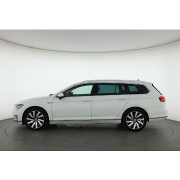 Volkswagen Passat  Kombi 2018,  1.4 benzyna, automat - Na sprzedaż za 61 999 zł - Piaseczno - zdjęcie 4