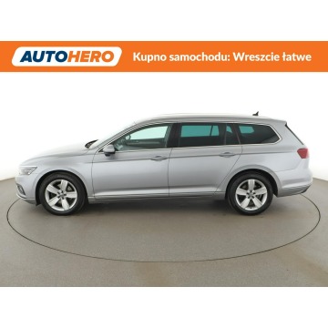 Volkswagen Passat  Kombi 2020,  2.0 diesel, automat - Na sprzedaż za 81 600 zł - Warszawa - zdjęcie 2